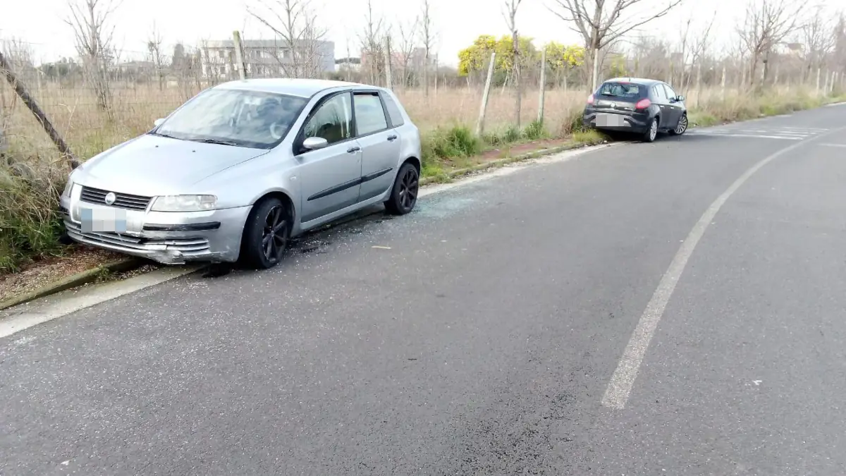 Auto abbandonate su Via Falcone