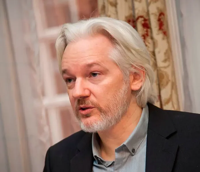 Moglie Assange avverte