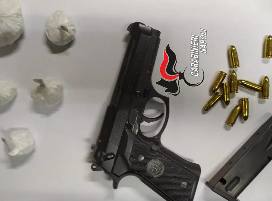Droga e pistola in casa a Pozzuoli