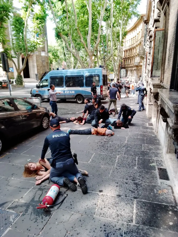 Ultima generazione - intervento della Polizia-2024-05-23_10-32-40