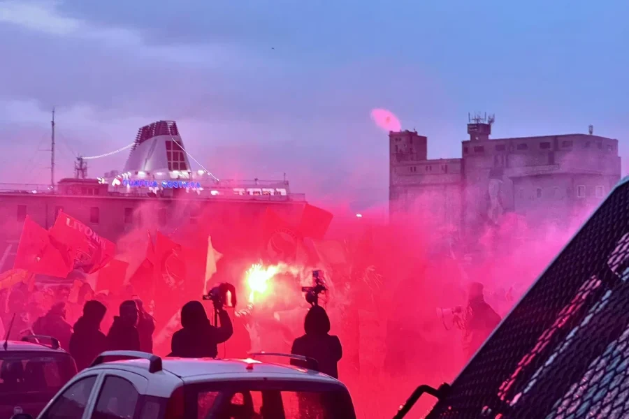Manifestazioni e tensioni a Livorno durante la presentazione del libro di Matteo Salvini