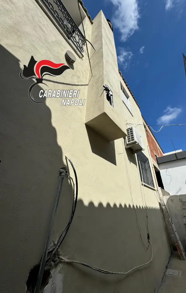 Giugliano - cassetta di derivazione nella canna fumaria