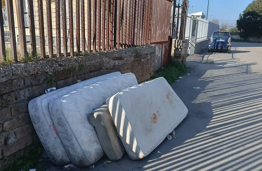 Qualiano - Materassi in via Benedetto Croce