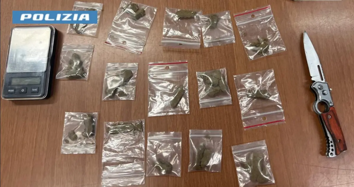 Frattamaggiore - droga e coltello sequestrati
