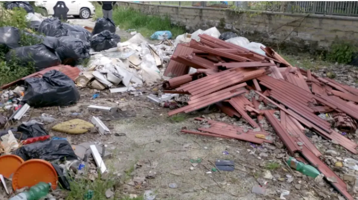 Melito - Rifiuti in via mahatma gandhi