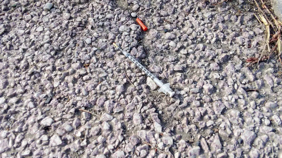 Qualiano - siringa sul marciapiede