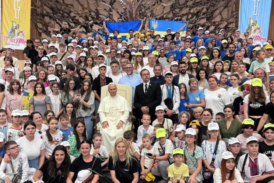 Postiglione - Bambini ucraini con Papa Leone XIV