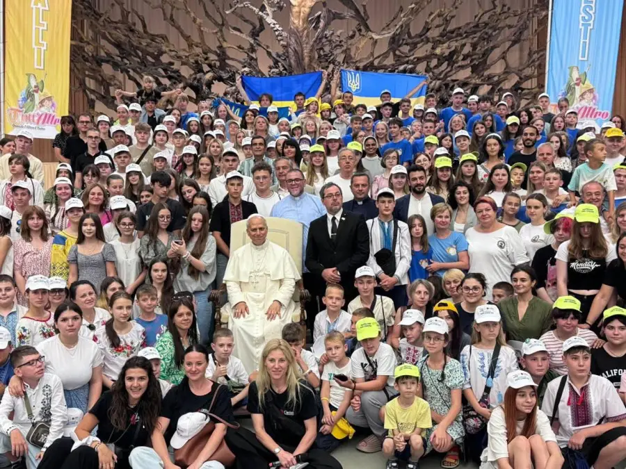 Postiglione - Bambini ucraini con Papa Leone XIV