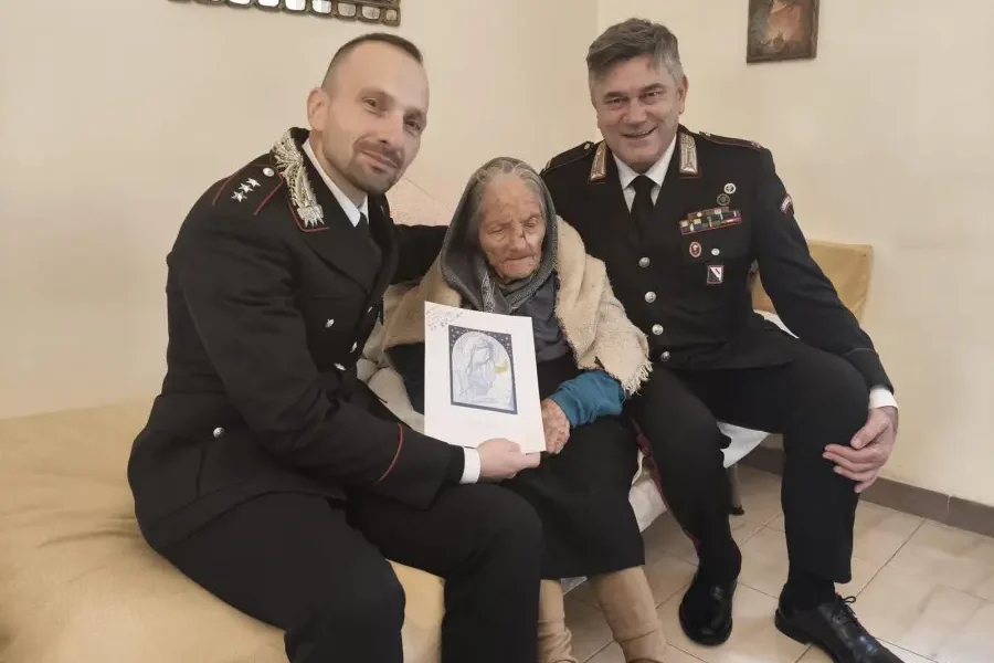 Sturno (AV): i Carabinieri festeggiano la donna piu’ longeva d’Italia