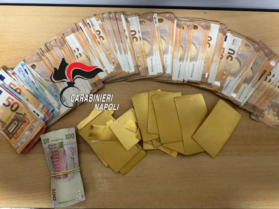 Napoli San Giovanni - Nella fotto rappresentate banconote e lamine di oro sequestrate dai carabinieri