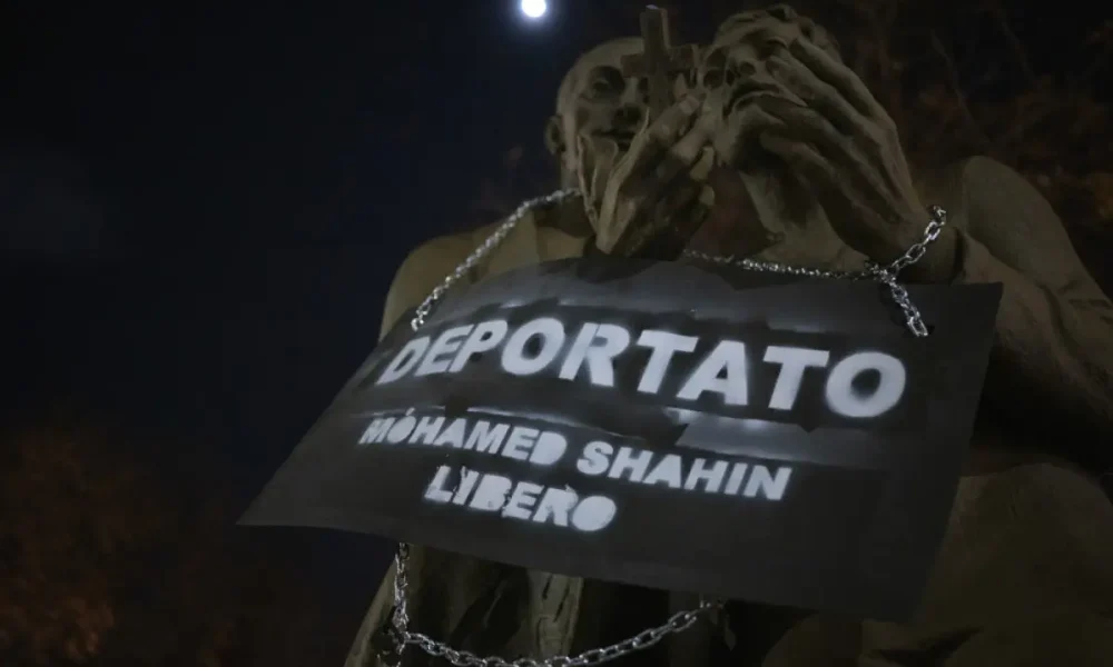 Torino, Ultima Generazione incatena tre statue per il caso Shahin Torino, Ultima Generazione incatena tre statue per il caso Shahin