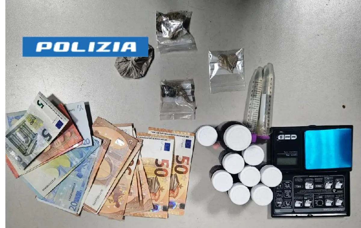 Napoli via carlo poerio - foto della droga e del denaro sequestrata dalla polizia