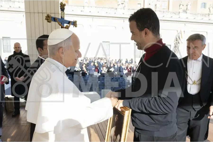 fernando assante dona al papa l8217opera la vocazione di san francesco da Puntomagazine.it fernando assante dona al papa l8217opera la vocazione di san francesco