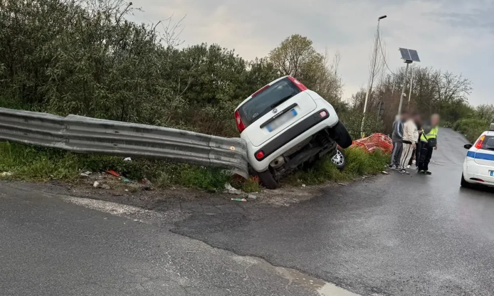 qualiano auto finisce contro il guardrail tragedia sfiorata sulla grande viabilit224 da Puntomagazine.it qualiano auto finisce contro il guardrail tragedia sfiorata sulla grande viabilit224