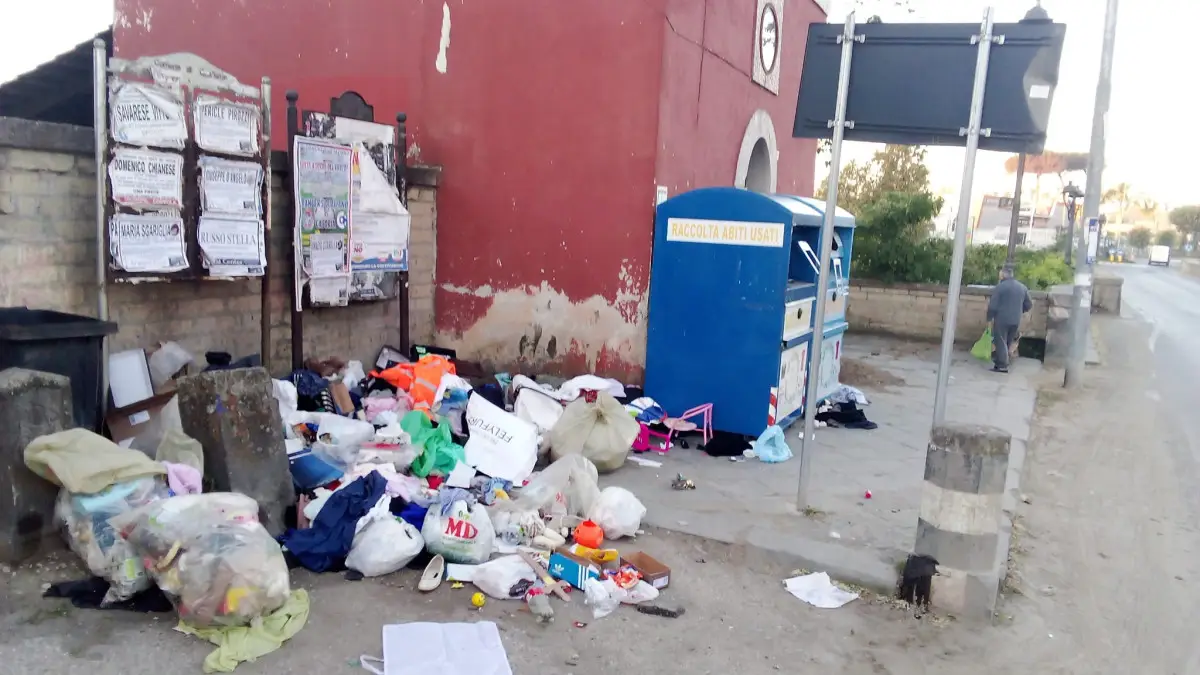 Qualiano rifiuti via campana