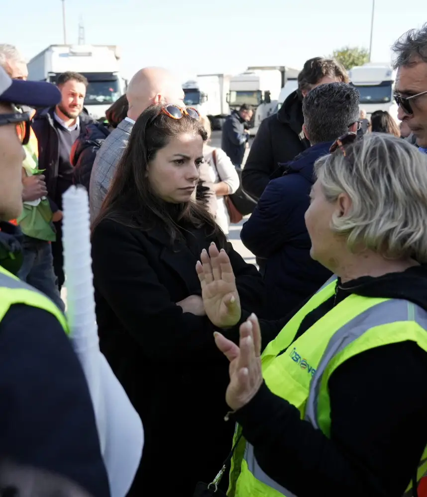 Trasnova - Carmela Auriemma con gli operai