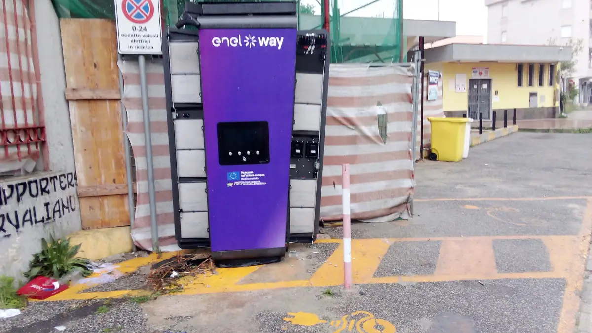Qualiano - Colonnina enel way vandalizzata