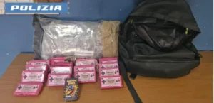 Napoli Miano, tenta la fuga con uno zaino di droga