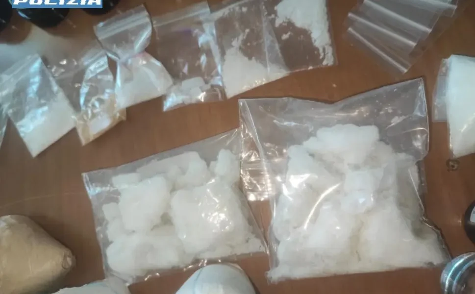 napoli chiaiano droga tra auto e casa arrestato da Puntomagazine.it napoli chiaiano droga tra auto e casa arrestato