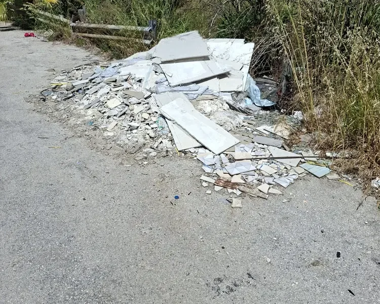 Rifiuti su viabilità di servizio Qualiano