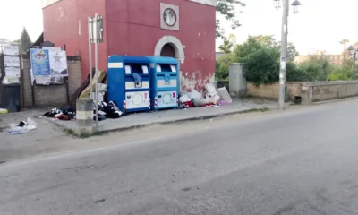 Qualiano - sacchi di abiti usati abbandonati casa Cantoniera via campana