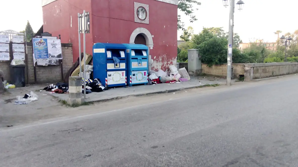 Qualiano - sacchi di abiti usati abbandonati casa Cantoniera via campana