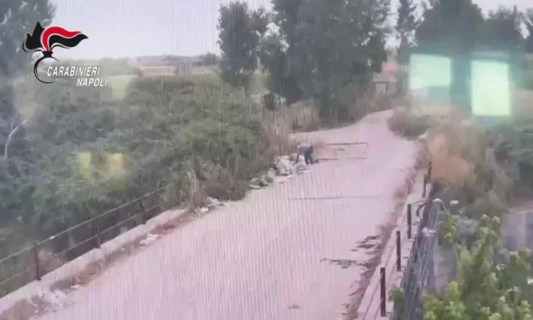Acerra - Uomo che appicca il fuoco ai rifiuti sui lregi lagni.