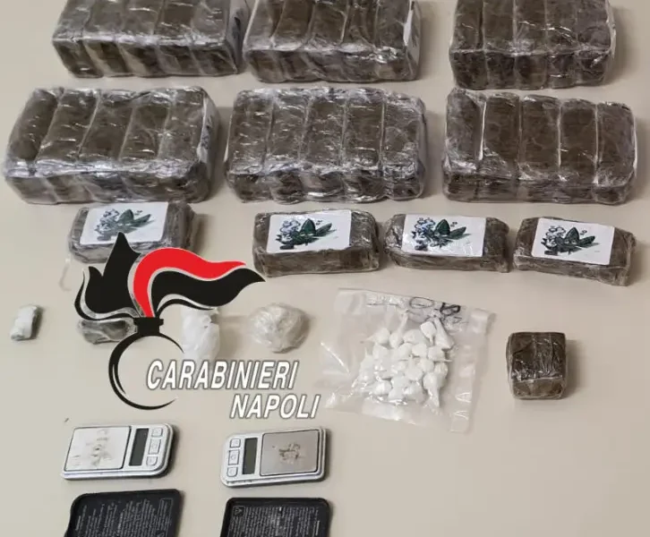 napoli 8211 pianura padre e figlio con 3 chili e mezzo circa di droga da Puntomagazine.it napoli 8211 pianura padre e figlio con 3 chili e mezzo circa di droga