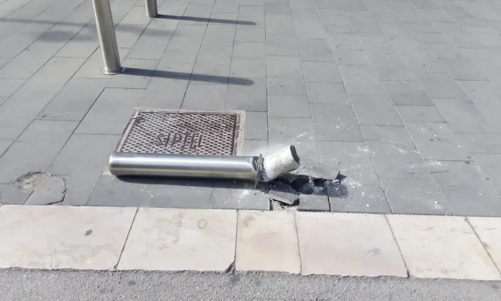 Qualiano, paletto divelto a piazza rosselli