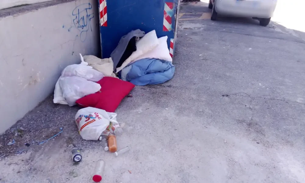 Qualiano, abiti abbandonati in via Palumbo: degrado senza freni Qualiano, abiti abbandonati in via Palumbo: degrado senza freni