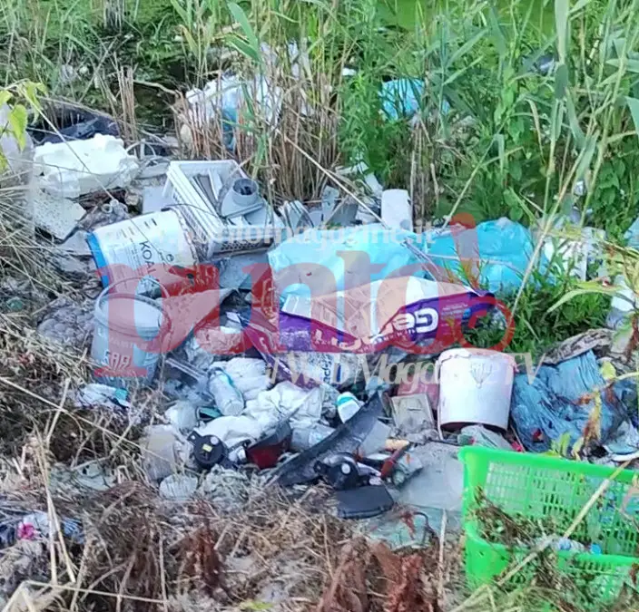 Rifiuti nel Canale di via Pacchianella a Giugliano
