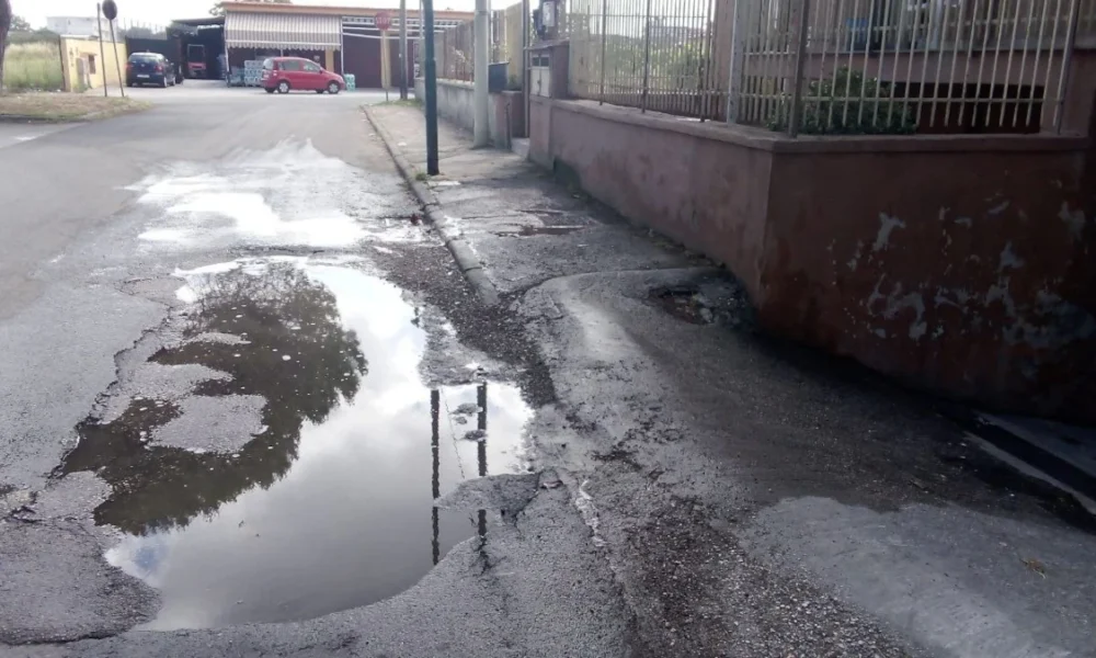 qualiano fogna otturata in via toscanini acqua sulla strada e intervento di spurgo da Puntomagazine.it qualiano fogna otturata in via toscanini acqua sulla strada e intervento di spurgo