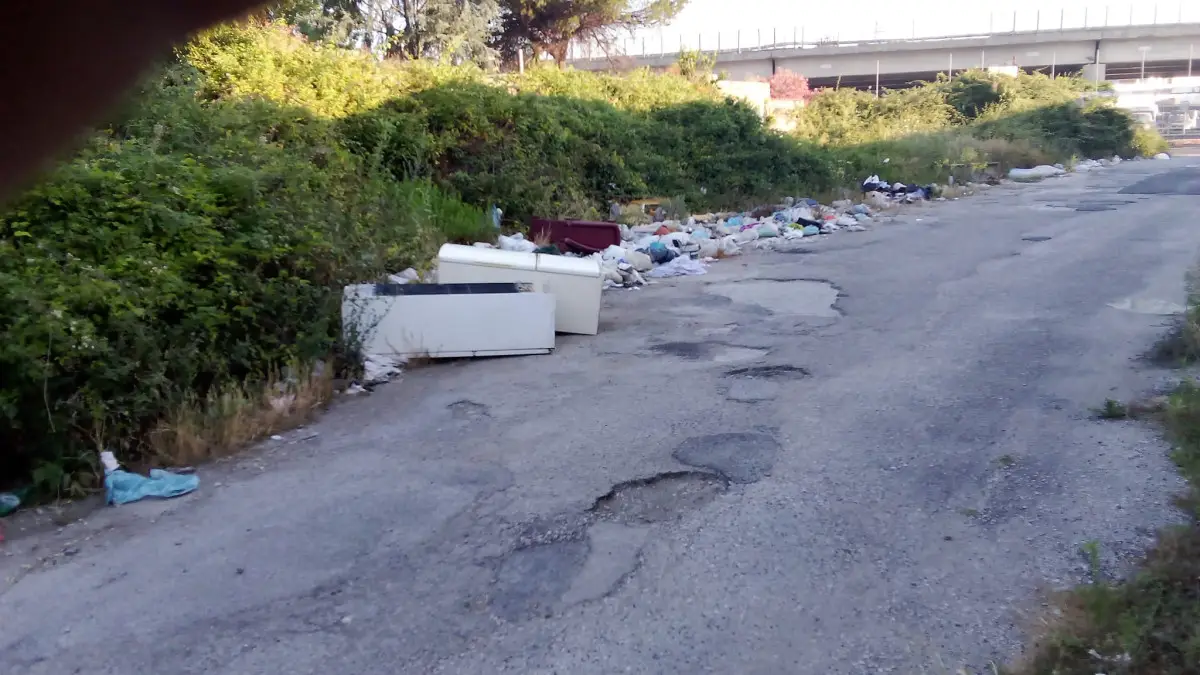 Via Falcone - Qualiano rifiuti - frigoriferi