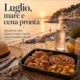 Cena estiva pronta dopo il mare con coscette, salsiccia e patate arrosto