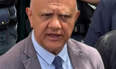 NAPOLI — È stato adottato il decreto ministeriale n. 142 del 21 luglio 2026, che stabilisce le disposizioni per le immissioni in ruolo del personale educativo relative all'anno scolastico 2026/2027. Il contingente autorizzato dal Ministero dell'Economia e delle Finanze, con nota del 20 luglio 2026, ammonta ad appena 79 unità su scala nazionale, che saranno successivamente ripartite tra le diverse province. Il numero, calcolato esclusivamente sulla base delle 79 cessazioni dal servizio previste per il prossimo anno scolastico, non tiene conto del fabbisogno reale del settore. A fronte di un organico complessivo pari a 2.224 posti, risultano infatti 624 posti vacanti, che continueranno a essere coperti attraverso il ricorso al personale precario, spesso impiegato da molti anni e, in numerosi casi, da oltre un decennio. «Ci troviamo davanti all'ennesima conferma di una politica di reclutamento che guarda solo al turn over e ignora il fabbisogno reale delle istituzioni educative», dichiara Ottavio De Luca, segretario regionale FLC CGIL Campania, il quale osserva che «79 posti su scala nazionale, a fronte di centinaia di vacanze nella sola Campania, significano precarietà prolungata per lavoratrici e lavoratori che da anni garantiscono il funzionamento di convitti ed educandati». La situazione, secondo la FLC CGIL, è resa ancora più grave dal fatto che in molte regioni le graduatorie a esaurimento risultano ormai esaurite, mentre dal 2000 non sono più stati banditi concorsi ordinari per il profilo di personale educativo. Nel frattempo non sono state previste procedure straordinarie di reclutamento, né strumenti derogatori analoghi alla cosiddetta mini call veloce, utilizzata per altri profili del comparto scuola. A questo si aggiunge una criticità strutturale che si trascina da anni: il calcolo dell'organico necessario a garantire pienamente l'offerta formativa dei convitti e degli educandati non corrisponde alle unità di personale effettivamente autorizzate. «Questa distanza tra fabbisogno reale e organico assegnato compromette la funzionalità organizzativa delle istituzioni educative», sottolinea De Luca, il quale aggiunge che la stessa distanza «aggrava i carichi di lavoro del personale, prolunga una condizione di precarietà ormai divenuta strutturale e limita le opportunità educative e formative offerte alle studentesse e agli studenti». Per il segretario regionale è necessario superare una politica di reclutamento fondata esclusivamente sul turn over e avviare un intervento organico che affronti il problema nel suo insieme. «Serve un piano straordinario di immissioni in ruolo — spiega De Luca — e l'indizione di nuove procedure concorsuali solo dopo aver stabilizzato tutto il personale precario con lunga esperienza di servizio». De Luca chiede inoltre una revisione dei criteri di determinazione dell'organico, «affinché esso risponda effettivamente alle esigenze dell'offerta formativa e al funzionamento dei convitti e degli educandati». La FLC CGIL Campania seguirà l'evoluzione della ripartizione provinciale del contingente autorizzato e annuncia che porterà la questione ai tavoli negoziali con l'amministrazione scolastica regionale.