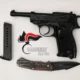 Napoli Quartieri spagnoli - coltello e pistola