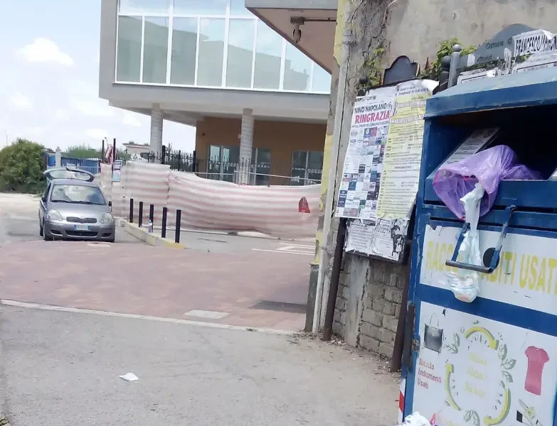qualiano rifiuti nel contenitore degli abiti usati degrado a via palumbo da Puntomagazine.it qualiano rifiuti nel contenitore degli abiti usati degrado a via palumbo