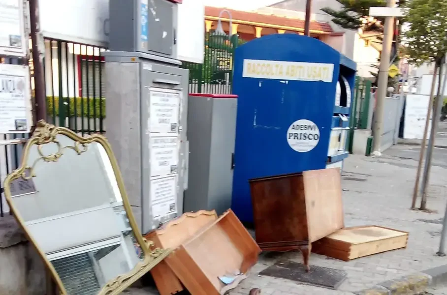 qualiano vecchi mobili abbandonati in via santa maria a cubito da Puntomagazine.it qualiano vecchi mobili abbandonati in via santa maria a cubito