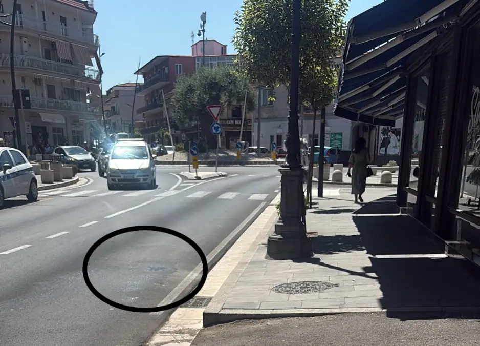 Qualiano - Via Santa Maria a Cubito - acqua sgorga dall'asfalto