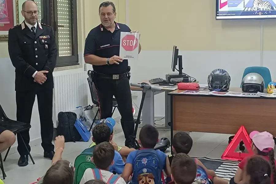 montella 30 giovani del campo estivo in visita ai carabinieri da Puntomagazine.it montella 30 giovani del campo estivo in visita ai carabinieri