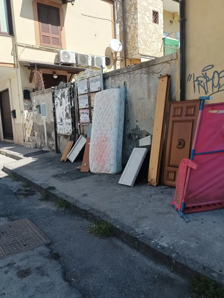 Qualiano, mobili in strada