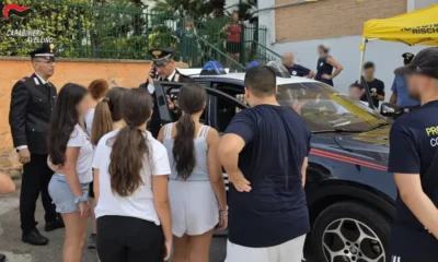 Prosegue anche nei mesi estivi l’attività dell’Arma dei Carabinieri orientata alla vicinanza alle comunità e, in particolare, alle nuove generazioni. Nell’ambito del progetto nazionale “Anch’io sono la Protezione Civile”, promosso dal Dipartimento della Protezione Civile della Presidenza del Consiglio dei Ministri, i militari della Compagnia di Baiano hanno incontrato circa 50 ragazzi di età compresa tra i 10 e i 16 anni, coinvolgendoli in un momento di dialogo e confronto sui temi della Protezione Civile e della partecipazione consapevole alla vita della comunità. L’incontro, svoltosi a Baiano, ha avuto come filo conduttore il tema “La legalità non va in vacanza”, offrendo ai giovani l’occasione per conoscere più da vicino il funzionamento del sistema integrato di Protezione Civile e il contributo che, anche in situazioni di emergenza, viene assicurato dall’Arma dei Carabinieri. In un’atmosfera serena e improntata al dialogo, i militari hanno spiegato con un linguaggio semplice e diretto quali siano i compiti dell’Arma nei contesti emergenziali, illustrando anche le caratteristiche e le funzioni dei Reparti specializzati. Numerose e particolarmente interessanti sono state le domande rivolte dai ragazzi, a testimonianza della curiosità e dell’attenzione con cui hanno seguito l’incontro. Proprio partendo dal confronto con i giovani, i Carabinieri hanno sottolineato il valore della cultura della legalità, elemento essenziale per una cittadinanza consapevole e principio strettamente connesso alla stessa idea di Protezione Civile. A suscitare particolare entusiasmo sono stati anche i mezzi in dotazione all’Aliquota Radiomobile, che hanno catturato l’attenzione dei partecipanti e contribuito a rendere ancora più coinvolgente l’incontro. L’iniziativa si inserisce nel più ampio impegno che l’Arma dei Carabinieri porta avanti anche durante la stagione estiva, affiancando alle quotidiane e fondamentali attività di prevenzione e repressione della criminalità una costante attenzione alle esigenze della comunità. Il rapporto diretto con i cittadini e, soprattutto, il dialogo con i più giovani rappresentano infatti strumenti fondamentali per promuovere e trasmettere alle nuove generazioni quei valori di rispetto, responsabilità e legalità che costituiscono le basi di una convivenza civile.