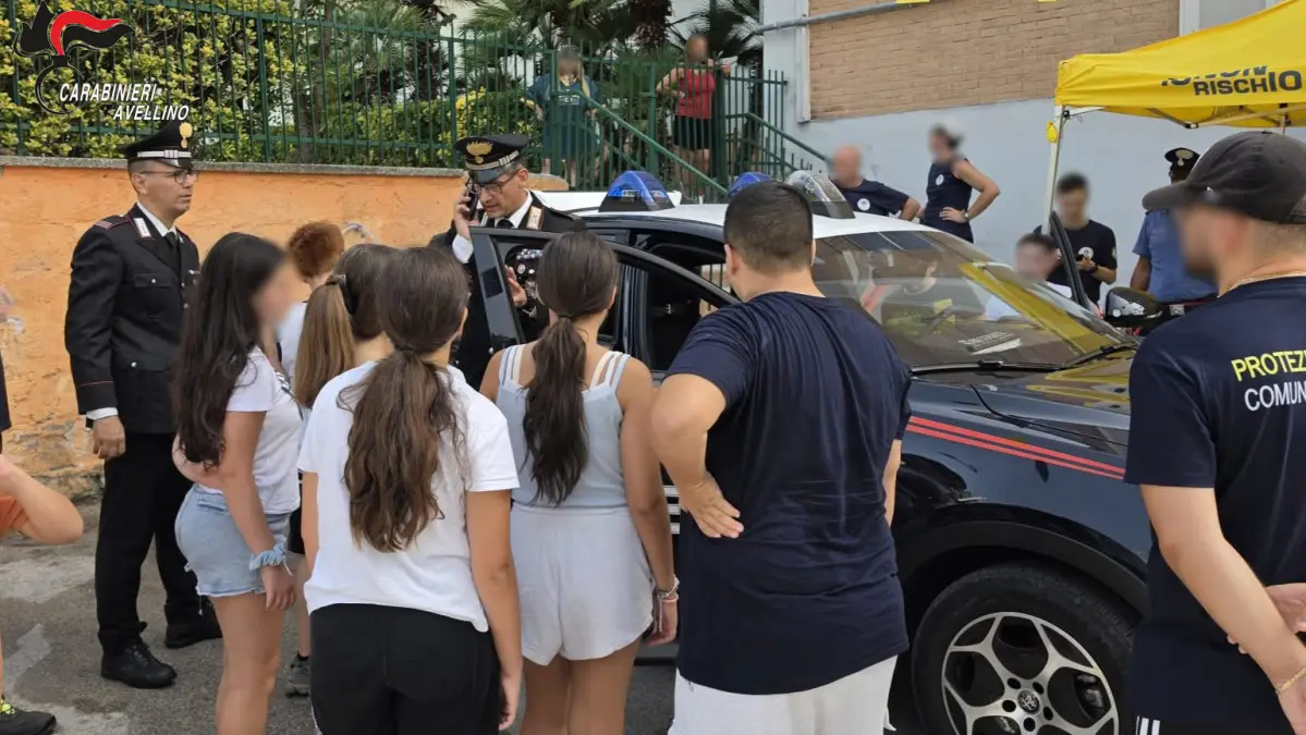 Prosegue anche nei mesi estivi l’attività dell’Arma dei Carabinieri orientata alla vicinanza alle comunità e, in particolare, alle nuove generazioni. Nell’ambito del progetto nazionale “Anch’io sono la Protezione Civile”, promosso dal Dipartimento della Protezione Civile della Presidenza del Consiglio dei Ministri, i militari della Compagnia di Baiano hanno incontrato circa 50 ragazzi di età compresa tra i 10 e i 16 anni, coinvolgendoli in un momento di dialogo e confronto sui temi della Protezione Civile e della partecipazione consapevole alla vita della comunità. L’incontro, svoltosi a Baiano, ha avuto come filo conduttore il tema “La legalità non va in vacanza”, offrendo ai giovani l’occasione per conoscere più da vicino il funzionamento del sistema integrato di Protezione Civile e il contributo che, anche in situazioni di emergenza, viene assicurato dall’Arma dei Carabinieri. In un’atmosfera serena e improntata al dialogo, i militari hanno spiegato con un linguaggio semplice e diretto quali siano i compiti dell’Arma nei contesti emergenziali, illustrando anche le caratteristiche e le funzioni dei Reparti specializzati. Numerose e particolarmente interessanti sono state le domande rivolte dai ragazzi, a testimonianza della curiosità e dell’attenzione con cui hanno seguito l’incontro. Proprio partendo dal confronto con i giovani, i Carabinieri hanno sottolineato il valore della cultura della legalità, elemento essenziale per una cittadinanza consapevole e principio strettamente connesso alla stessa idea di Protezione Civile. A suscitare particolare entusiasmo sono stati anche i mezzi in dotazione all’Aliquota Radiomobile, che hanno catturato l’attenzione dei partecipanti e contribuito a rendere ancora più coinvolgente l’incontro. L’iniziativa si inserisce nel più ampio impegno che l’Arma dei Carabinieri porta avanti anche durante la stagione estiva, affiancando alle quotidiane e fondamentali attività di prevenzione e repressione della criminalità una costante attenzione alle esigenze della comunità. Il rapporto diretto con i cittadini e, soprattutto, il dialogo con i più giovani rappresentano infatti strumenti fondamentali per promuovere e trasmettere alle nuove generazioni quei valori di rispetto, responsabilità e legalità che costituiscono le basi di una convivenza civile.