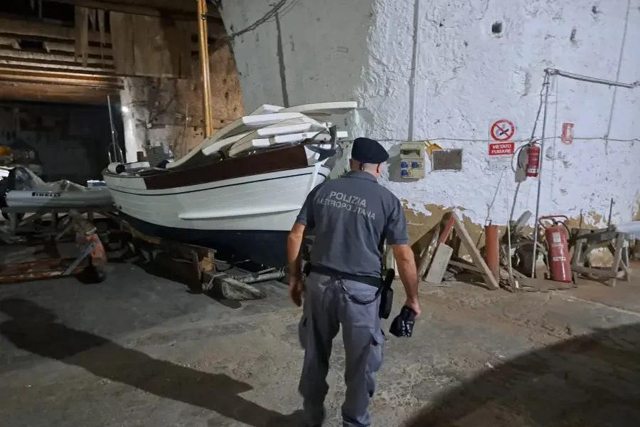 posillipo sequestrate due grotte trasformate in cantieri nautici abusivi da Puntomagazine.it posillipo sequestrate due grotte trasformate in cantieri nautici abusivi
