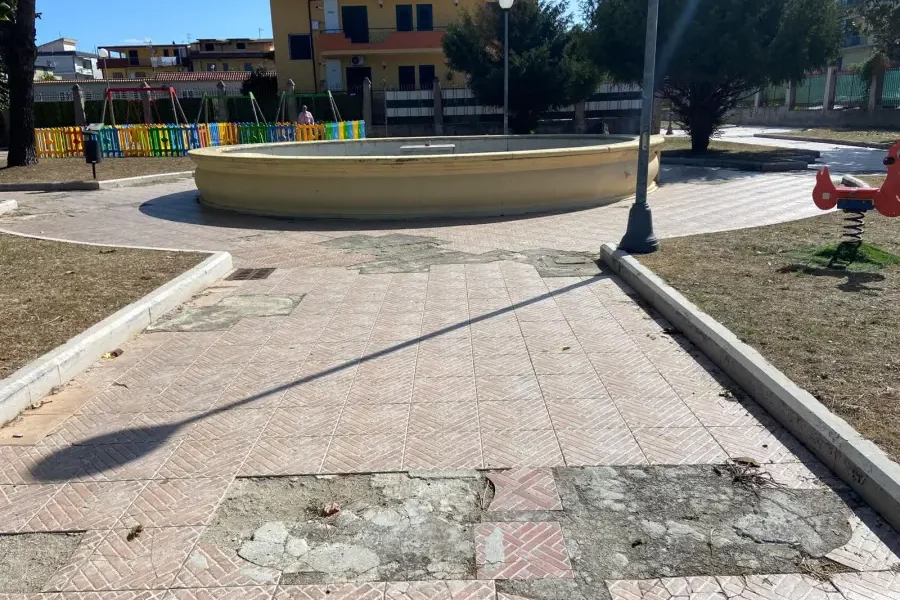 qualiano degrado nella villa comunale pavimentazione distrutta e incuria da Puntomagazine.it qualiano degrado nella villa comunale pavimentazione distrutta e incuria