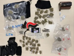 Napoli, controlli a Pianura e Rione Traiano: droga sequestrata e attività sospese