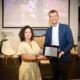 La scrittrice Pilar Quintana riceve il Premio IILA Letteratura dal Segretario Generale dell’IILA, Giorgio Silli