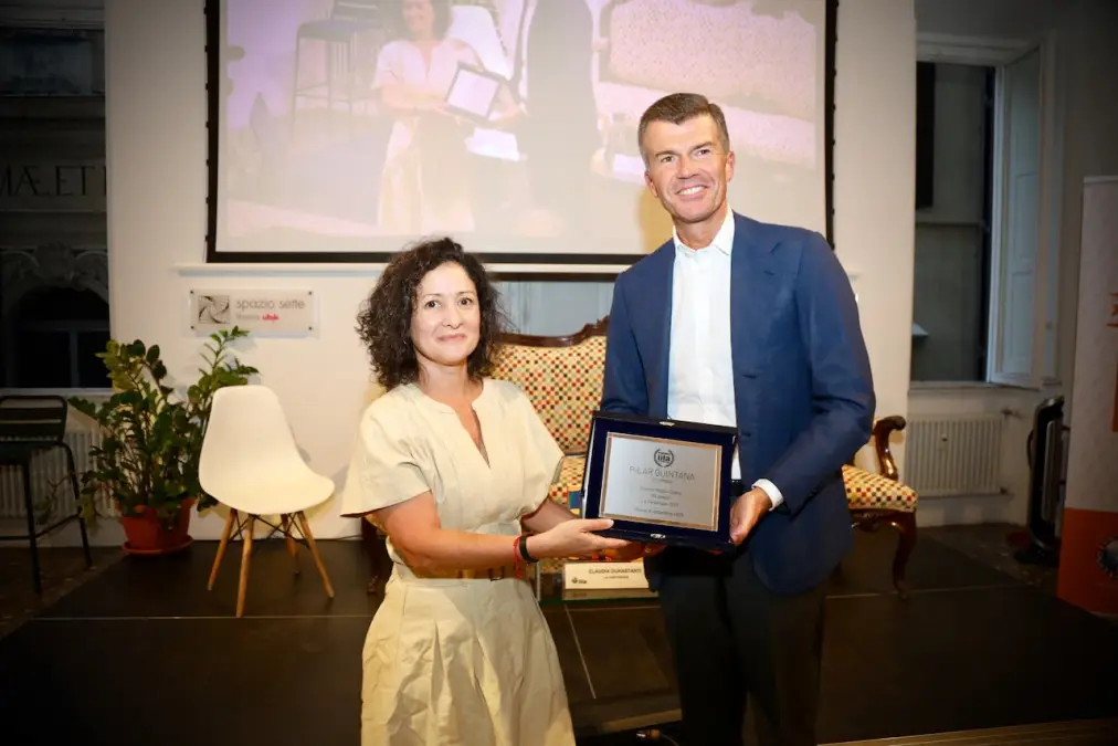 La scrittrice Pilar Quintana riceve il Premio IILA Letteratura dal Segretario Generale dell’IILA, Giorgio Silli