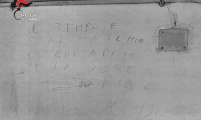 Napoli - violenza di genere - scritta sul muro Vi uccido tempo scaduto