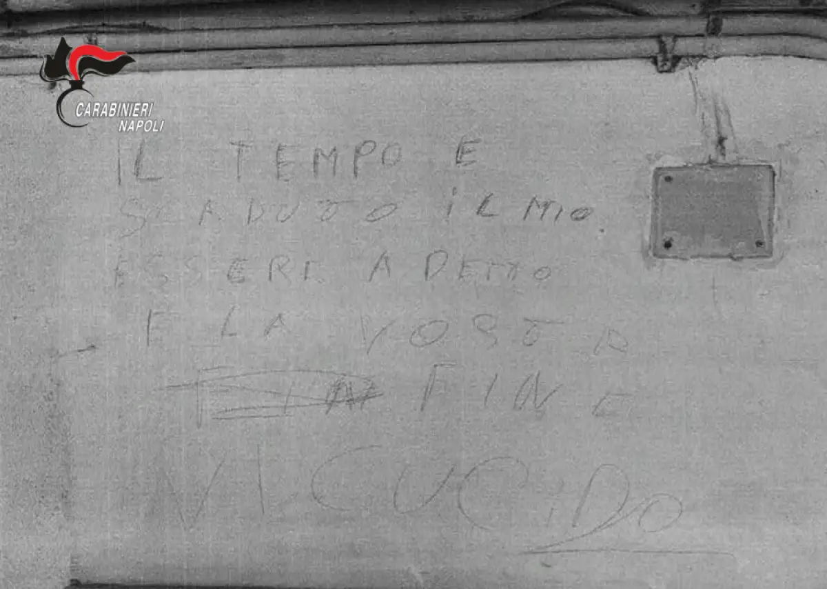 Napoli - violenza di genere - scritta sul muro Vi uccido tempo scaduto